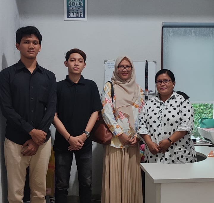 Bersama dengan Ibu Renita selaku Penanggung Jawab Mahasiswa Magang